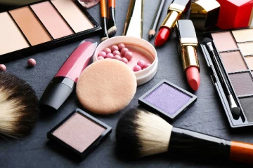 போலி அழகு சாதனப் பொருட்கள் விற்பனை; உரிமையாளர் கைது