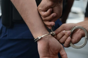 மாஸ்க் அணியச் சொன்ன உணவக ஊழியரை தாக்கிய நபர்: நீதிபதி எடுத்த முடிவு