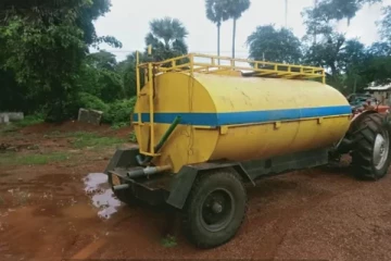 யாழில் கழிவு நீரை வீதியில் ஊற்றியவர்கள் பிரதேச மக்களால் பிடிக்கப்பட்டுள்ளனர்.