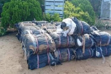 நுரைச்சோலையில் மர்மப் பொருடன் கடற்படையினரிடம் சிக்கிய இருவர்!