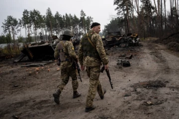 வெளியேறும் ரஷ்யா: பெரும் வெற்றிகளை பெற்றதாக உக்ரைன் அறிவிப்பு- செய்திகளின் தொகுப்பு