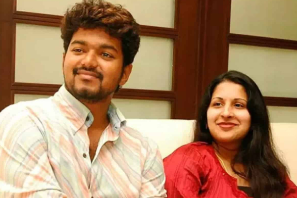 மனைவி சங்கீதாவிற்காக நடிகர் விஜய் செய்த வீடியோ.. வைரலாகும் வீடியோ.. | Vijay Bought Gift For His Wife Sangeetha