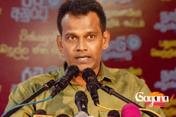 මනුස්සයෙක් නිරුවතින් ආරුගම්බේ පාරෙ දුවල තියෙනවා..ආණ්ඩු.වට එරෙහි කඩාකප්පල්කාරී වැඩක්..- නි. ඇමති