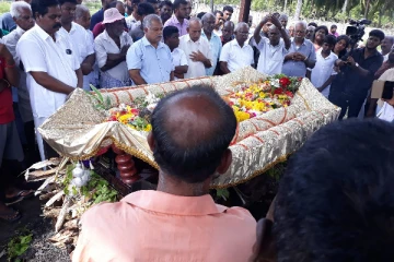 அக்கினியோடு சங்கமித்தது பிரிகேடியர் தீபன் அவர்களின் தந்தையில் உடல்