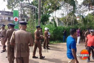 පෙරටුගාමීන්ගේ කාර්යාලයට දරුණු ප්‍රහාරයක්, පැනලා තියෙන්නේ ආණ්ඩු පක්ෂයේ මැති ඇමතිලා ටිකක් [PHOTOS]