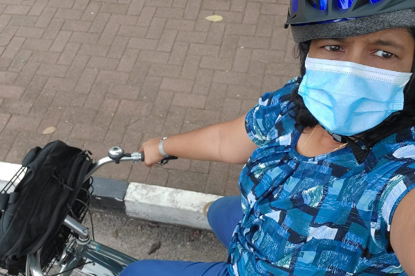 எரிபொருள் நெருக்கடி -பேராசிரியை எடுத்த முடிவு(படங்கள்) | Professor Bicycle A Travel Due To The Fuel Crisis