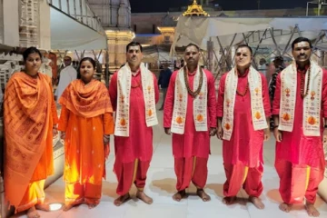 சீருடை மாற்றம்; காவி உடையில் பூசாரிகள் வேடத்தில் போலீஸார் - சர்ச்சைக்குள்ளான அரசு!