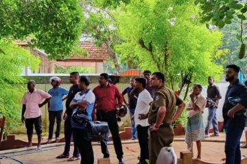 யாழில் திடீர் தீ விபத்து ; பணம் கோரி நேரத்தை வீணடித்த தீயணைப்பு படையால் கருகிய வீடு!(Photos)