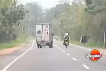 අණ නොතැකූ ලොරිය - පොලිස් නිලධාරීන් දෙදෙනා හප්පා පලා ගිහින්