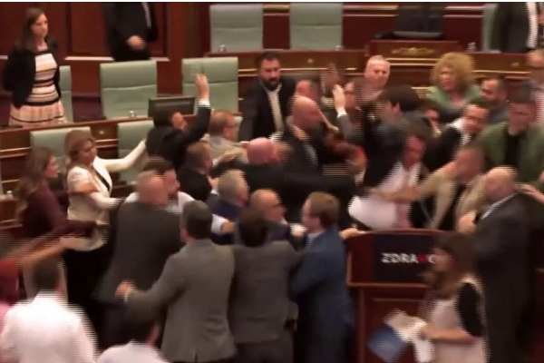 நாடாளுமன்றத்தில் நேரடியாக மோதிய எம்.பிக்கள் - கொசோவாவில் தொடரும் அமைதியின்மை | Fight Erupts In Kosovo Parliament