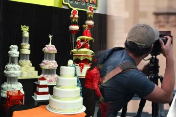 கேக் புகைப்படங்களுடன் வந்த மோசமான படம் - அதிர்ச்சியடைந்த பெண்