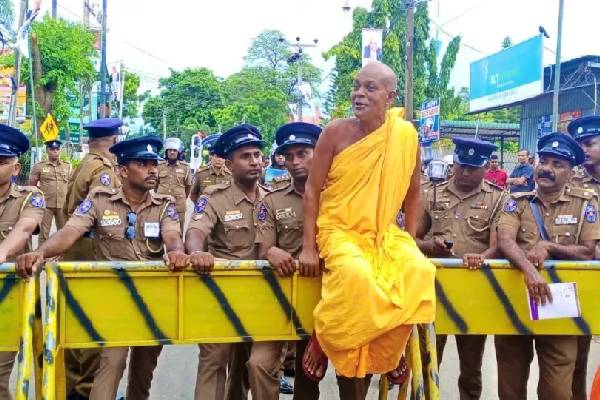 நாட்டில் அமைதியின்மையை ஏற்படுத்த பாரிய முயற்சி:பிரதான நகரங்களில் ஒன்று கூடும் தேரர்களால் ஏற்படப்போகும் ஆபத்து | Seranthi Rajapaksha Mahinda Rajapaksa