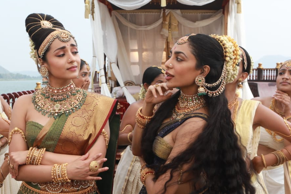 ஓவர் கிளாமரில் பொன்னியின் செல்வன் பட நடிகை.. வீடியோவை பாருங்க | Ponniyin Selvan Actress Shobita Glamour Video