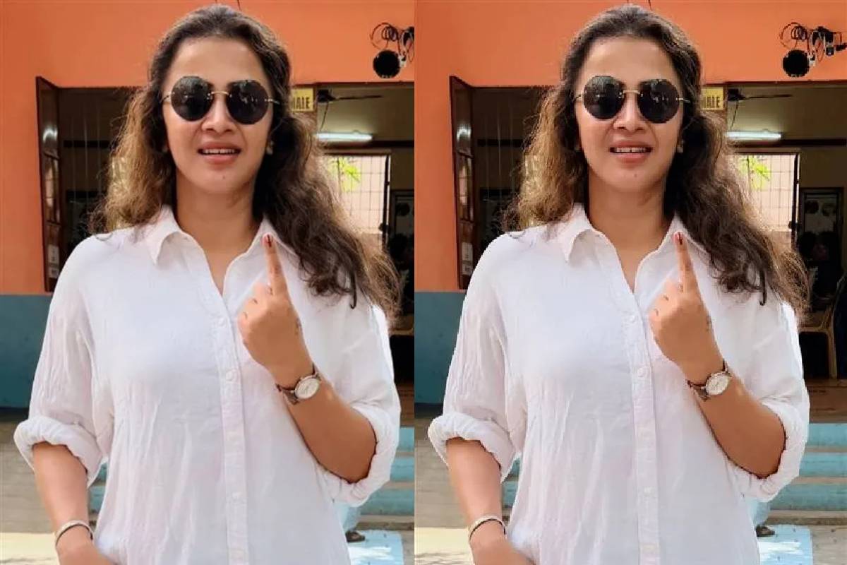 அட இவருமா? வாக்களிக்க ஒரே ஸ்டைலில் வந்த பிரபலங்கள்! வைரலாகும் புகைப்படங்கள் | Actresses Same Color Outfits Voting Photos Vira