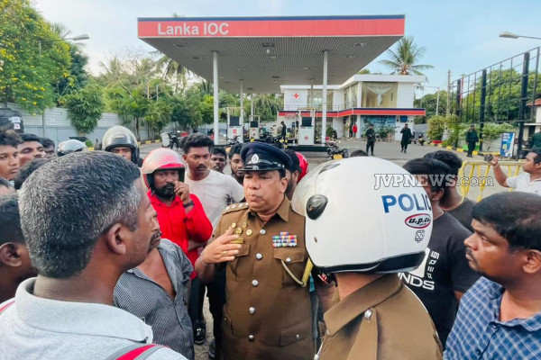 யாழில் பெற்றோல் கேட்ட அதிகாரி பணி நீக்கம்! | The Officer Who Asked For Petrol Was Fired Jaffna