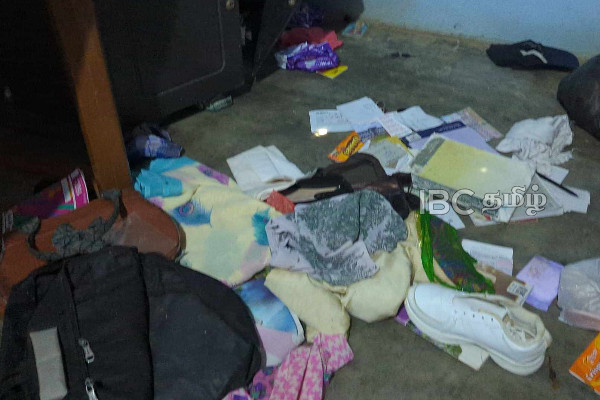 தேராவிலில் கத்திமுனையில் நகை, பணம் கொள்ளை | Jewellery Money Looted In Theravil