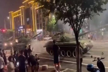 வங்கியில் பணம் செலுத்த தயக்கம் காட்டும் மக்கள்: பிரபல வெளிநாடு ஒன்றின் அவல நிலை?