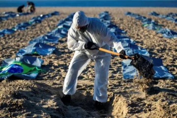 ஒரே நாளில் 903 பேர் கொரோனாவால் பலி- கதி கலங்கிய நாடு!