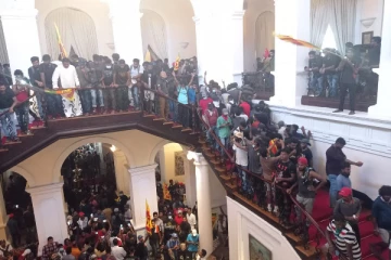 ஜனாதிபதி வீட்டில் IMF விவாதத்தை நடத்திய ஆர்ப்பாட்டக்காரர்கள்(Video)