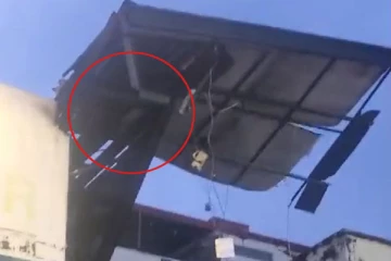 கொழும்பில் சரிந்து வீழ்ந்த பாரிய விளம்பரப்பலகை