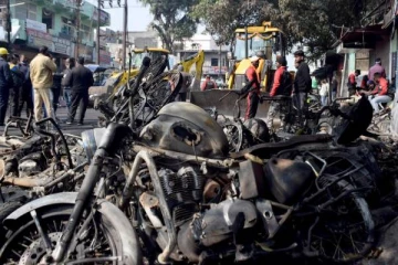பயங்கர கலவரம்; ஊரடங்கு அமல் - 5 பேர் பலி, 300 பேர் படுகாயம்!