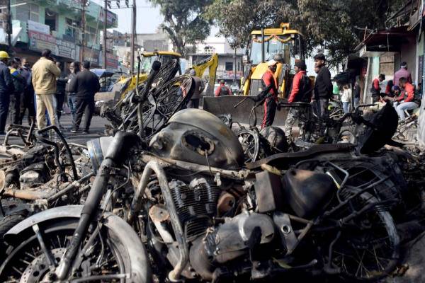 பயங்கர கலவரம்; ஊரடங்கு அமல் - 5 பேர் பலி, 300 பேர் படுகாயம்! - தமிழ்நாடு