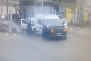 பிரான்ஸில் இரு பொலிஸாரை சுட்டுகொன்று கைதியை கடத்திச்சென்ற கும்பல்! பரபரப்பு சம்பவம்