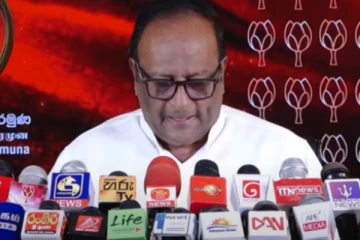 සලේ අත්අඩංගුවට ගැනීම ආණ්ඩුවේ තවත් එක් රැවටීමක් විතරයි - හිටපු පා. ම. සරත් වීරසේකර කට අරියි