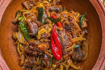 இலங்கை ஸ்டைலில் சூப்பரான ரெசிபி.. வீடே கம கமக்கும் நெத்தலி கருவாடு தொக்கு