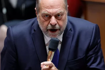 பெண் ஊடகவியலாளர்கள் ஏன் மேலாடையின்றி வரவில்லை? பிரான்ஸ் அமைச்சரின் கேள்வியால் சர்ச்சை