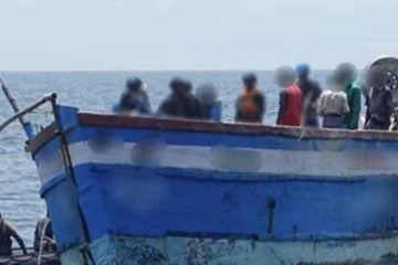 இலங்கை கடற்படையினரால் தொடர்ந்து 10 இந்திய மீனவர்கள் கைது!