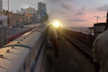 பம்பலப்பிட்டி பகுதியில் ரயிலுடன் மோதுண்டு நபர் ஒருவர் பலி