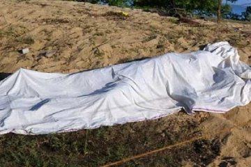 மர்மமான முறையில் உயிரிழந்த நிலையில் ஆண் ஒருவரின் சடலம் மீட்பு(Photos)
