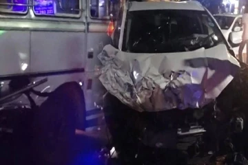 அதிகாலையில் கொழும்பில் இடம்பெற்ற கோர விபத்து ; பேருந்து மோதியதில் காருக்கு கடும் சேதம்