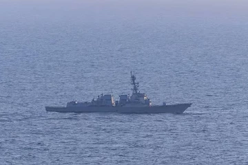 මැදපෙරදිග සටන් විරාමයක් පේන තෙක් මානයක නැත - ඉරාන ධජය සහිත නෞකාවකට හෝමුස් තරණයට අමෙරිකාව බාධා කරයි