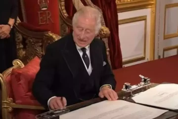 அதிகாரப்பூர்வ பதவியேற்பு விழாவில் கோபமடைந்த மன்னர்