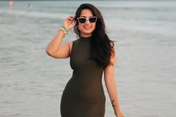 க்ளாமர் ஸ்டைலிஷ் உடையில் கலங்கடித்த அய்யனார் துணை சீரியல் நடிகை