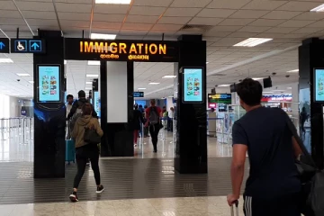 அமெரிக்கா செல்ல முற்பட்ட இலங்கைப் பெண் அதிரடியாக கைது!