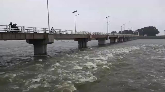 தொடர்ந்து வான் பாயும் இரணைமடு நீர்த்தேக்கம்! 4 Gallery