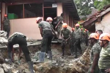 மீண்டும் ஒரு அனர்த்தம்; பெண்கள் பாடசாலையில் இடிந்து விழுந்த சுவர்