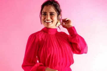 ரம்யா பாண்டியன் பிங்க் உடையில் செம கியூட் புகைப்படங்கள்