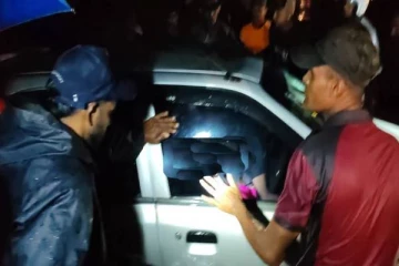 வவுனியா ஏ 9 வீதியில் நீரில் அடித்துச் சென்ற நிலையில் கார் மீட்பு