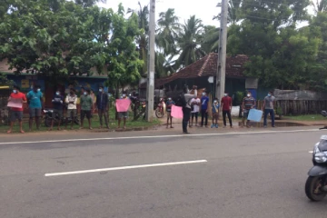 கிரான்குளத்தின் பிரதான வீதியில் ஆர்ப்பாட்டம் ஒன்று முன்னெடுப்பு (Video)