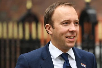 பிரித்தானிய சுகாதார செயலாளரின் மோசமான செயல்! - கடும் கோபத்தில் பொது மக்கள்