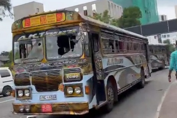 மகிந்தவின் ஆதரவாளர்களை ஏற்றிச் சென்ற பேருந்து மீது தாக்குதல்! | Sri Lanka Podujana Peramuna Bus Attack