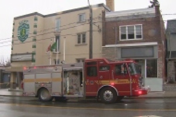 றொரன்டோ தீ விபத்தில் ஒருவர் பலி | Man Dies After Being Pulled From House Fire
