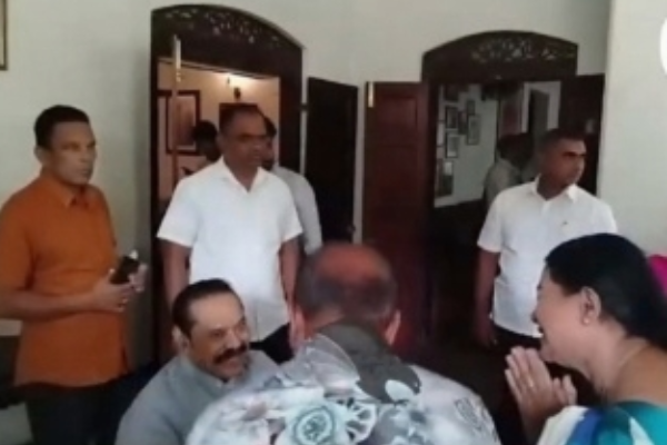 මං මග බලන් හිටියේ අද හරියට බුදුන් දැක්කා වගේ - මහින්ද බලන්න ගිය ජැක්සන්ගේ බිරිඳ සතුටින් පිනා යයි | Jackson S Wife Delighted To Meet Mahinda