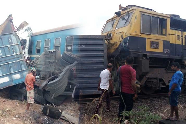 புகையிரதத்துடன் மோதி கொள்கலன் விபத்து! | The Container Accident With Train