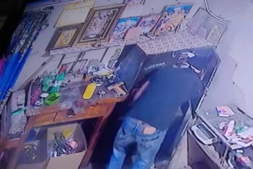 மட்டக்களப்பில் பாரிய திருட்டு சம்பவம்: சி.சி.ரிவியில் சிக்கிய திருடனின் புகைப்படம்!