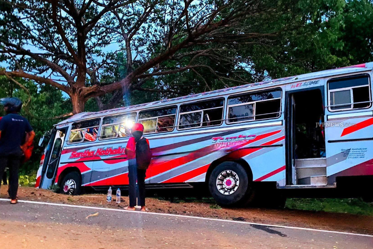 திருகோணமலையில் கோர விபத்தில் சிக்கிய பேருந்து ; 20 பேர் படுகாயம் | Bus Accident In Trincomalee